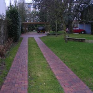 Création entrée voiture dans jardin