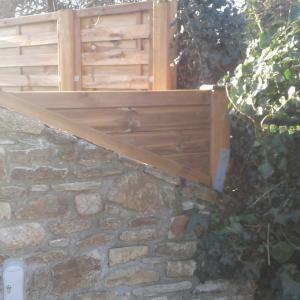 Finition bois sur muret pierres