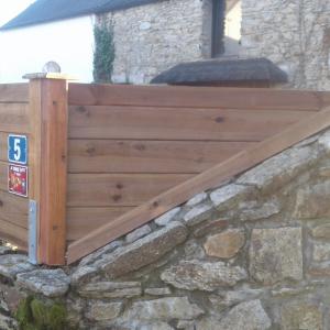 Finition bois sur muret pierres